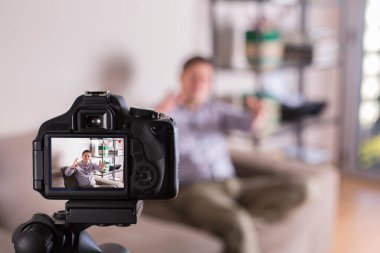 Vlog kaydedicisi koltukta otururken sosyal medya videosu kaydediyor