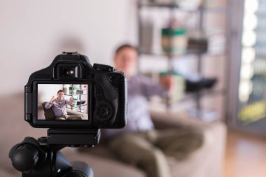 Vlog kaydedicisi koltukta otururken sosyal medya videosu kaydediyor