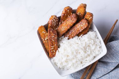 Kızarmış teriyaki tempeh, tempe, soya fasulyesinden mayalanmış antibiyotik.
