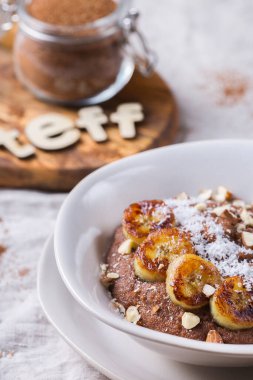 Kahvaltıda muz soslu tahıl lapası.