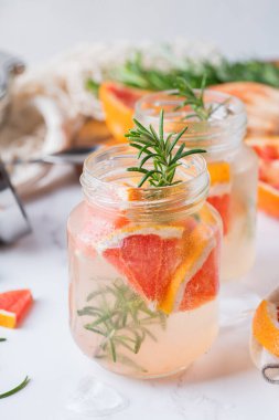 Greyfurt ve biberiyeli sert maden suyu kokteyli.