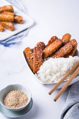 Kızarmış teriyaki tempeh, tempe, soya fasulyesinden mayalanmış antibiyotik.