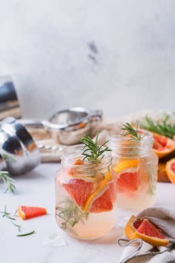 Greyfurt ve biberiyeli sert maden suyu kokteyli.