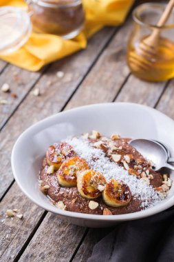 Kahvaltıda muz soslu tahıl lapası.