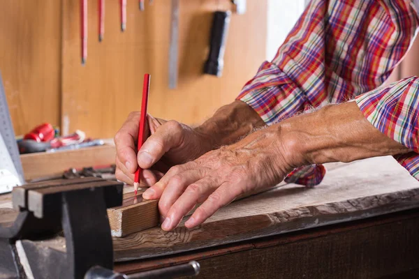 Carpenter working on the work bench, joinery tools and woodwork — Stock Photo, Image