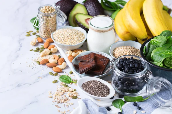Magnesiumreiche Lebensmittel, gesunde Ernährung und Ernährung — Stockfoto