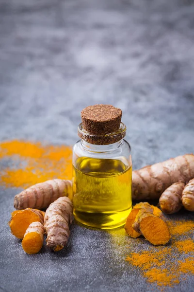 Aceite esencial de cúrcuma, raíz y polvo de naranja, belleza y spa — Foto de Stock