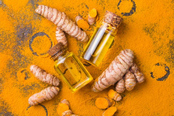 Aceite esencial de cúrcuma, raíz y polvo de naranja, belleza y spa — Foto de Stock