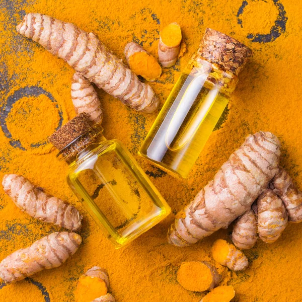 Kurkuma ätherisches Öl, Orangenwurzel und Pulver, Schönheit und Wellness — Stockfoto