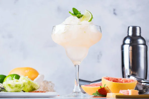 Fagyasztott Mezcal vagy mezcal Margarita koktél grépfrúttal és lime-mal — Stock Fotó