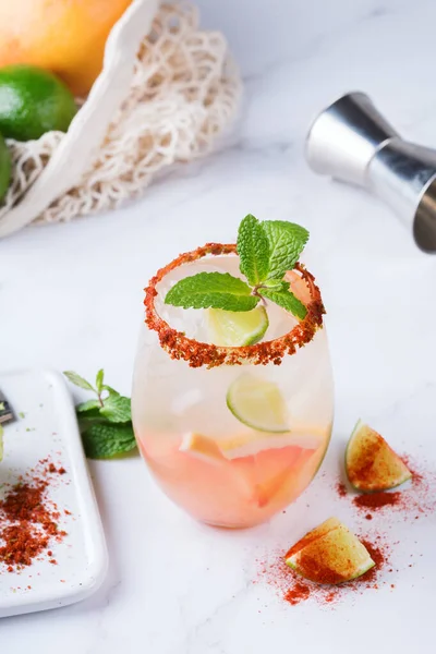 Cocktail de paloma mezcal ou mescal com toranja e água seltzer — Fotografia de Stock