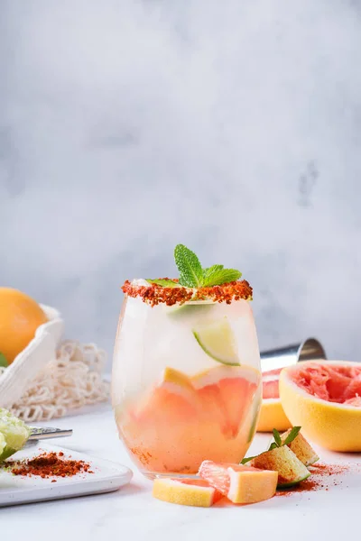 Мескальний або мезолевий палома-коктейль з грейпфрутом і солоною водою — стокове фото