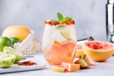 Mezcal veya meskal Paloma kokteyli greyfurt ve maden suyu.