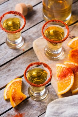 Meksika mezcal ya da kırmızı biber ve portakallı meskal shot.