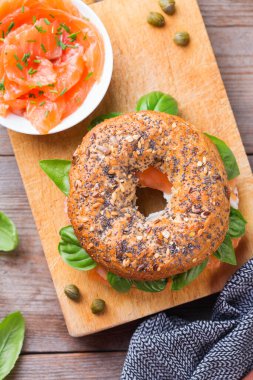 Krem peynirli ve somonlu simit. Kaplama, hızlı öğle yemeği, yemek. 