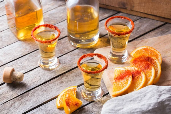 Mexikanska mezcal eller mescal skott med chilipeppar och apelsin — Stockfoto