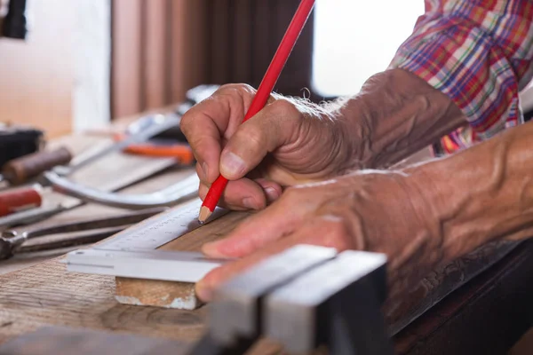 Timmerman op de werkbank, schrijn- en timmerwerk en houtwerk Stockfoto