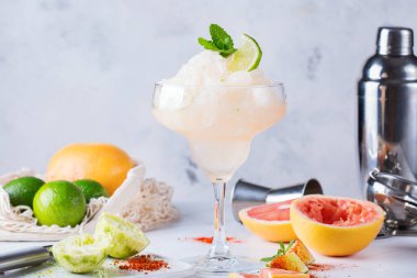 Greyfurt ve limonlu donmuş Mezcal veya meskal Margarita kokteyli.