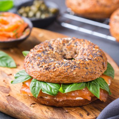 Krem peynirli ve somonlu simit. Kaplama, hızlı öğle yemeği, yemek. 