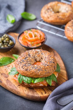 Krem peynirli ve somonlu simit. Kaplama, hızlı öğle yemeği, yemek. 