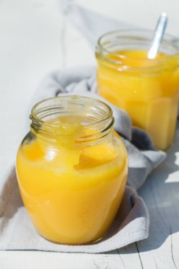 Ev yapımı limon, krema ve sarı meyveli.