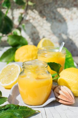 Ev yapımı limon, krema ve sarı meyveli.