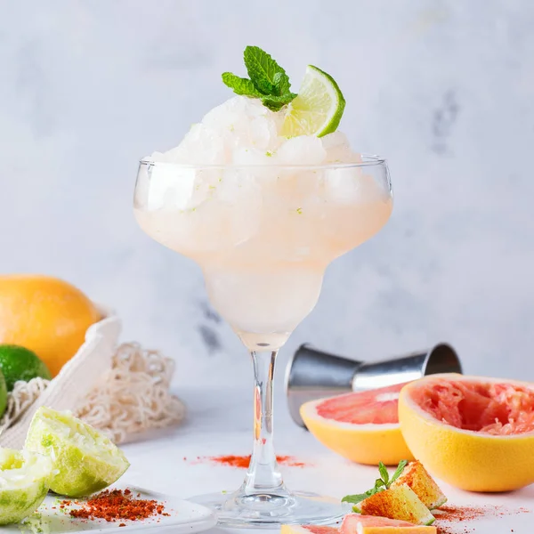 Замороженный мескаль или мескаль коктейль Маргарита с грейпфрутом и лаймом — стоковое фото