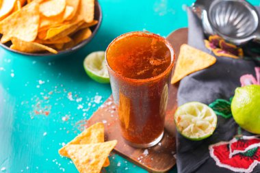 Meksika alkollü kokteyl michelada ile koyu bira ve limon suyu.