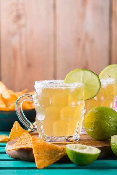 Mexikói alkoholkoktél chelada világos sörrel és lime lével — Stock Fotó