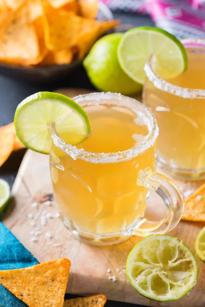 Quelada de cóctel de alcohol mexicano con cerveza ligera y jugo de lima — Foto de Stock