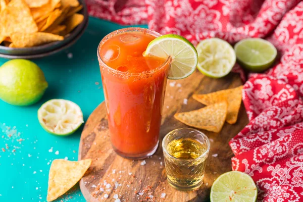 Meksika alkol kokteyli Chavela tekila ile servis edilir.