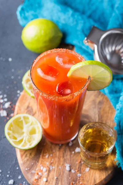 Мексиканский алкогольный коктейль "Чавела" с текилой — стоковое фото