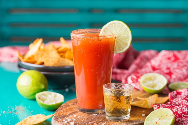 Мексиканский алкогольный коктейль "Чавела" с текилой — стоковое фото