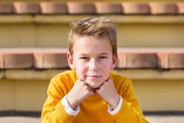 Stilvoller kleiner Junge, Teenager sitzt im Stadion, im Freien — Stockfoto