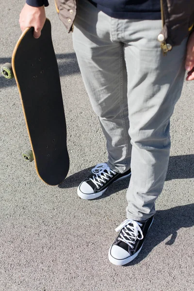 Millennial uomo con uno skateboard in strada, all'aperto — Foto Stock