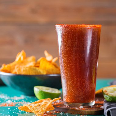 Meksika alkollü kokteyl michelada ile koyu bira ve limon suyu.