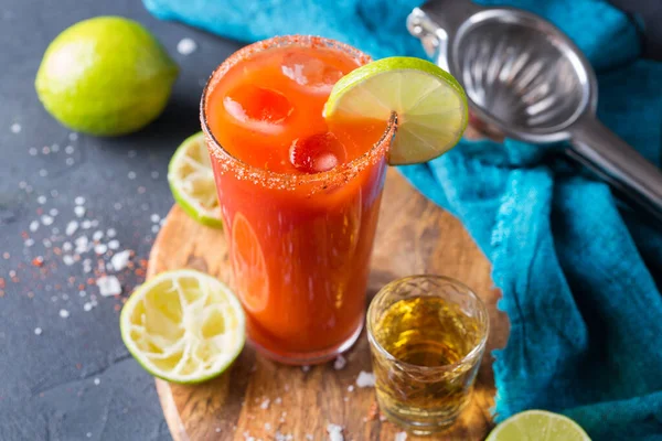 Mexikanischer Alkoholcocktail Chavela serviert mit Tequila-Schuss — Stockfoto