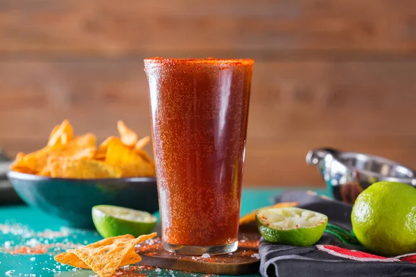 Michelada de cóctel de alcohol mexicano con cerveza negra y jugo de lima —  Fotos de Stock
