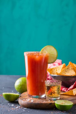 Meksika alkol kokteyli Chavela tekila ile servis edilir.