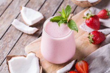 Sağlıklı vejetaryen hindistancevizi ve çilekli Hint Lassi.