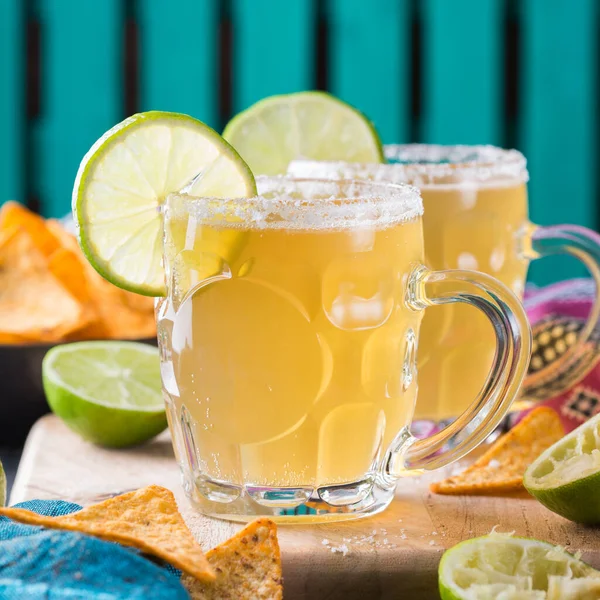 Мексиканский алкогольный коктейль челада с легким пивом и лаймовым соком — стоковое фото
