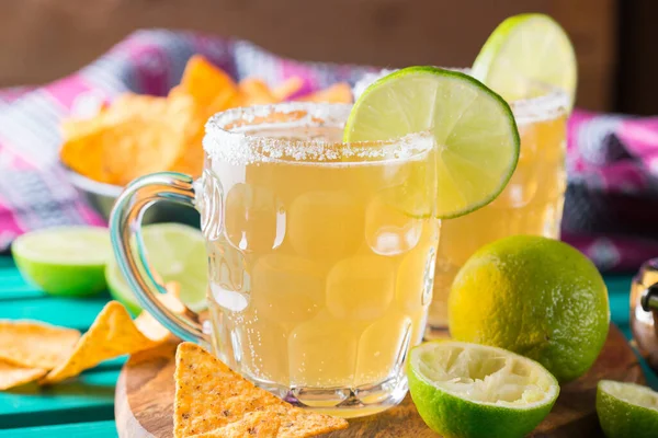 Mexican alcohol cocktail chelada with light beer and lime juice — Stock Photo, Image