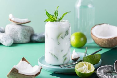 Hindistan cevizi kremalı ve sert maden suyuyla tropik Karayip kokteyli mojito.