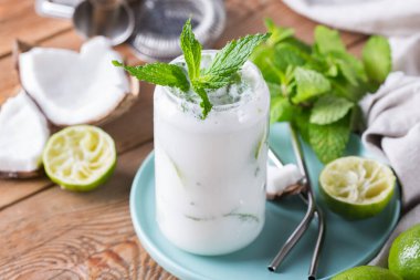 Hindistan cevizi kremalı ve sert maden suyuyla tropik Karayip kokteyli mojito.