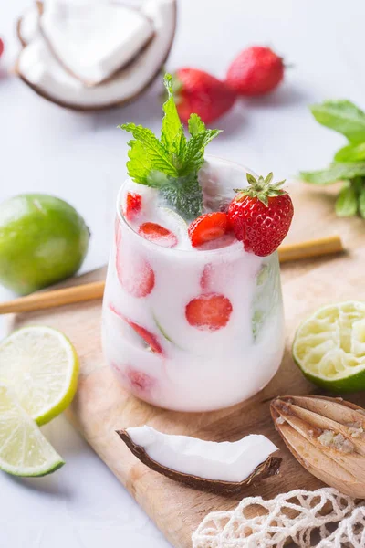 Tropical Caribbean cocktail mojito with coconut cream, strawberry and seltzer — Stock Photo, Image