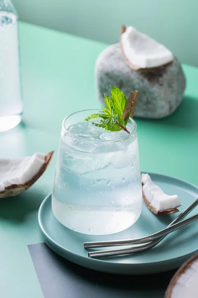 Cocktail de seltzer tropical dur à l'eau de coco et glace — Photo