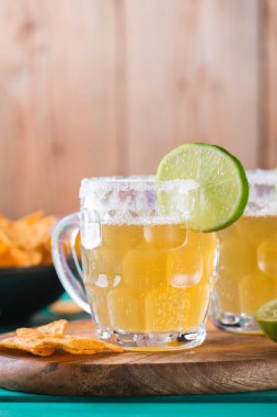 Meksika alkollü chelada light bira ve limon suyu.