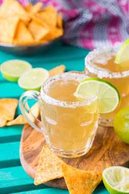Meksika alkollü chelada light bira ve limon suyu.