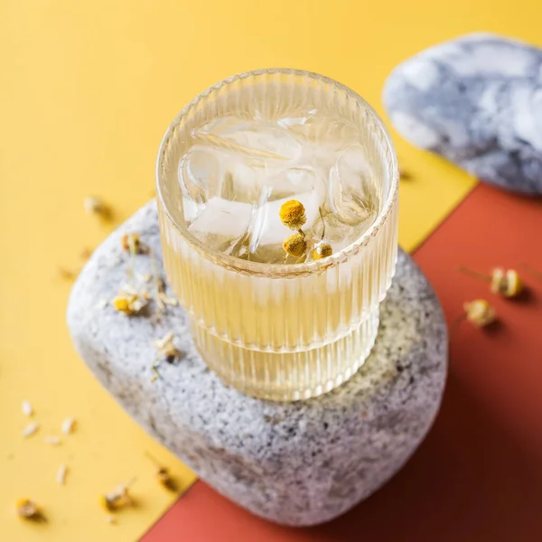 Cocktail de seltz dur avec camomille et glace — Photo
