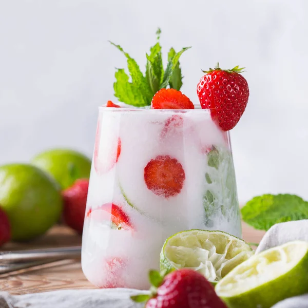 Tropical Caribbean cocktail mojito with coconut cream, strawberry and seltzer — Stock Photo, Image